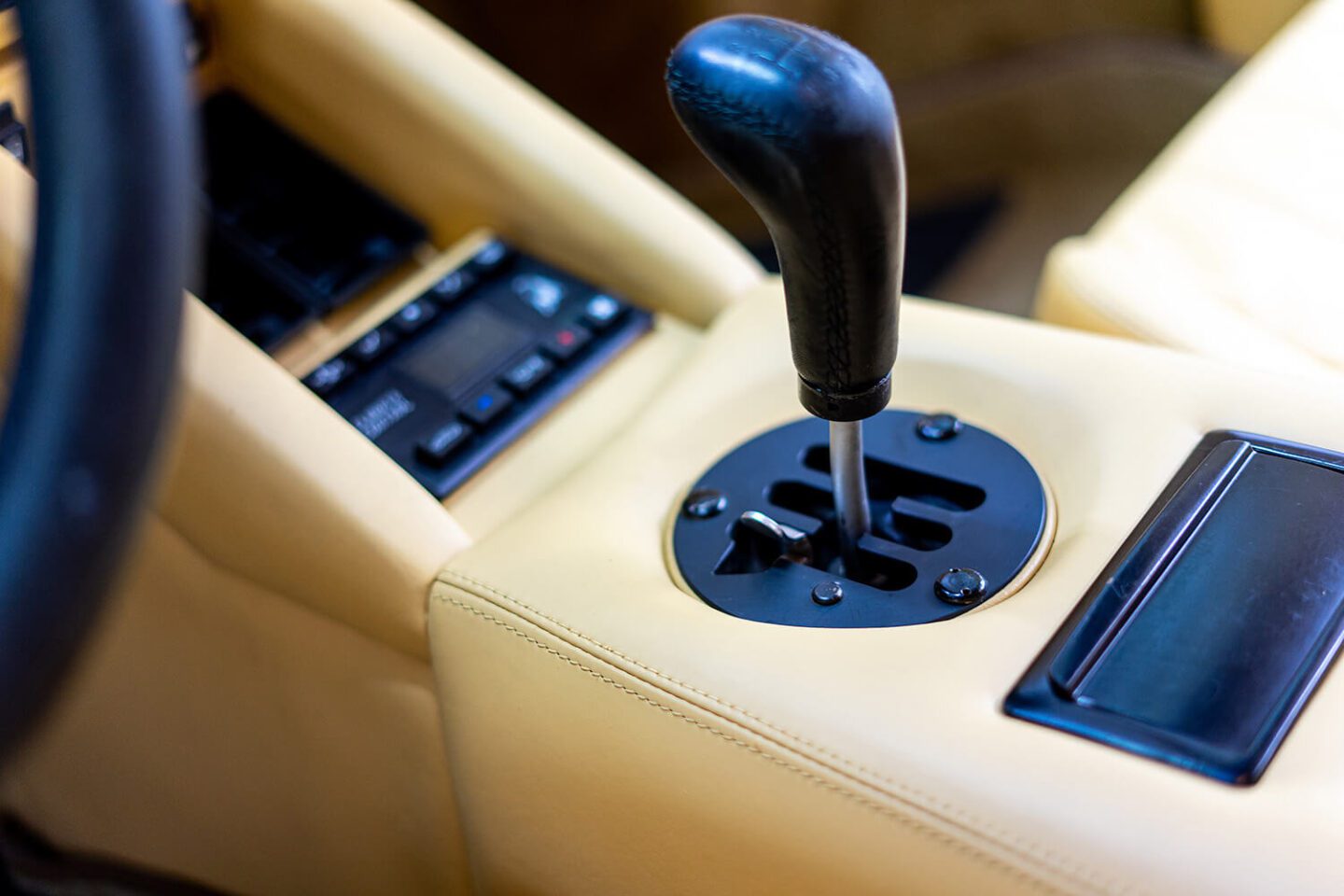 Lamborghini po renowacji jasnej tapicerki skórzanej