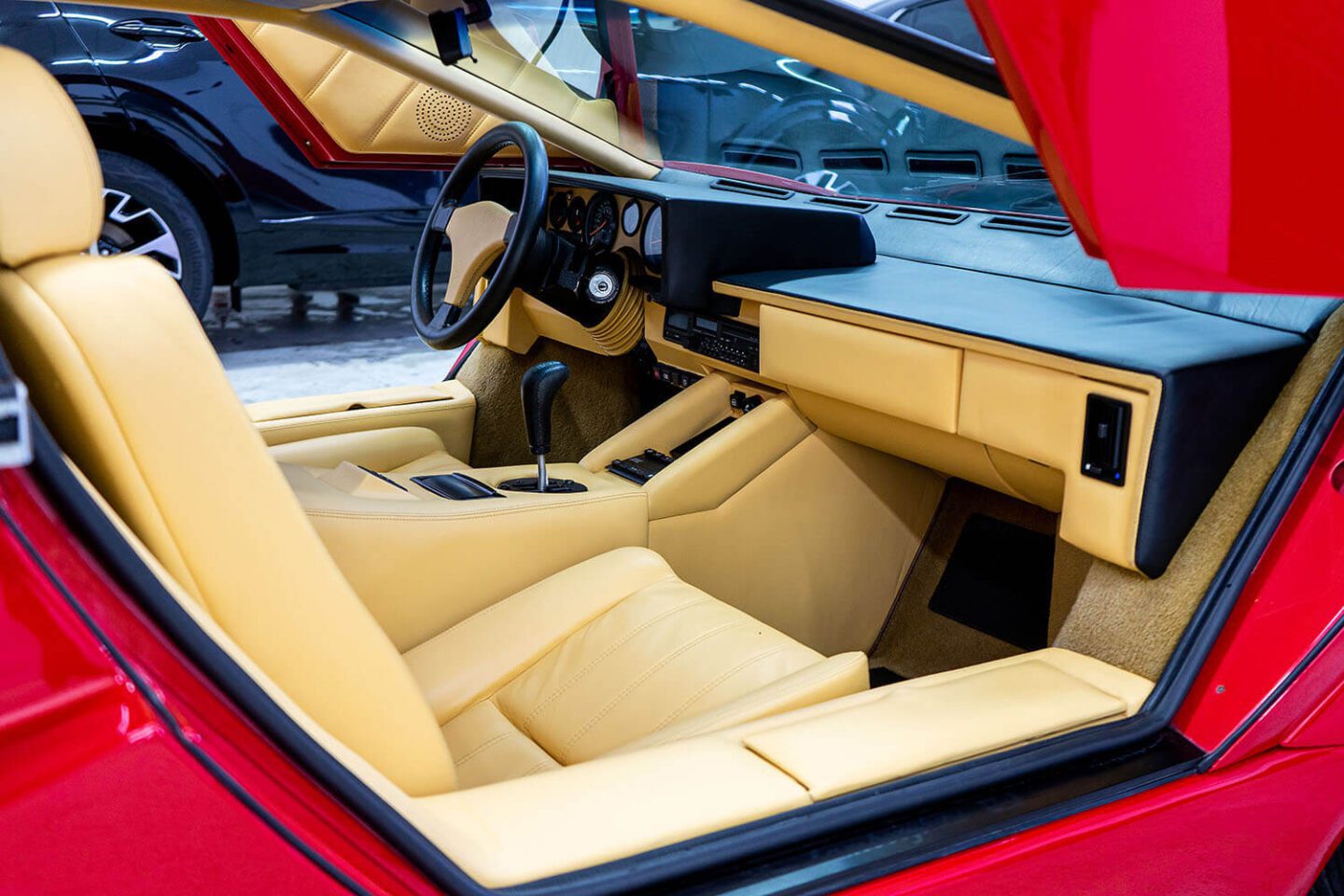 Lamborghini z odnowioną jasną tapicerką skórzaną