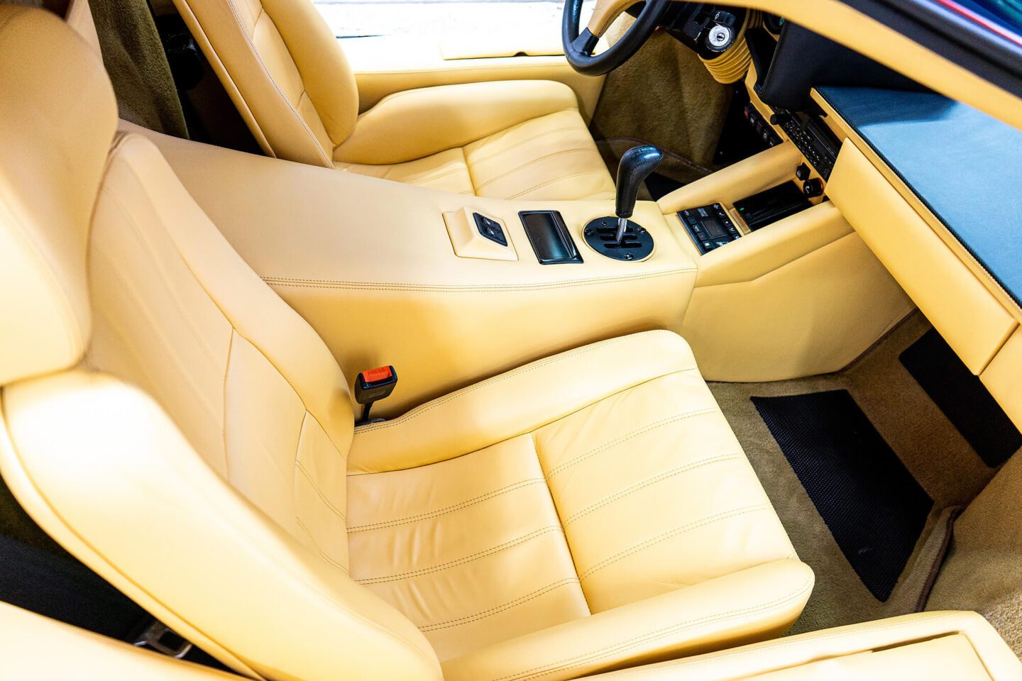 Lamborgini COUNTACH odnowiona tapicerka skórzana