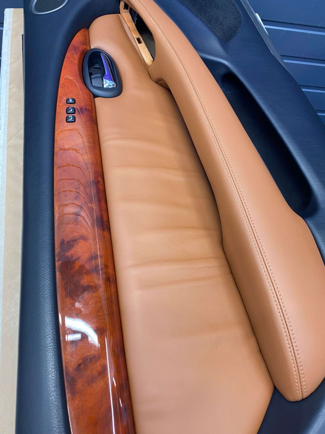 Skórzane boczki drzwi po regeneracji w Lexusie