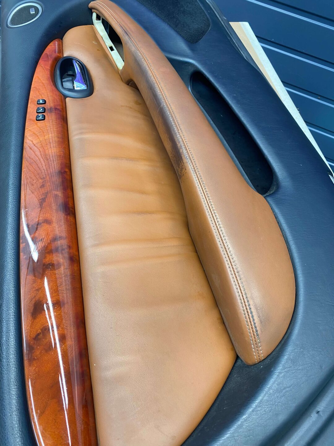 Skórzane boczki drzwi przed regeneracją w Lexusie