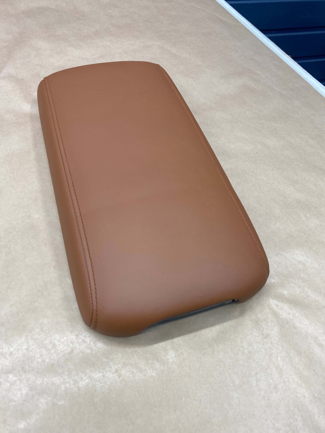 Lexus brązowy skórzany podłokietnik po renowacji