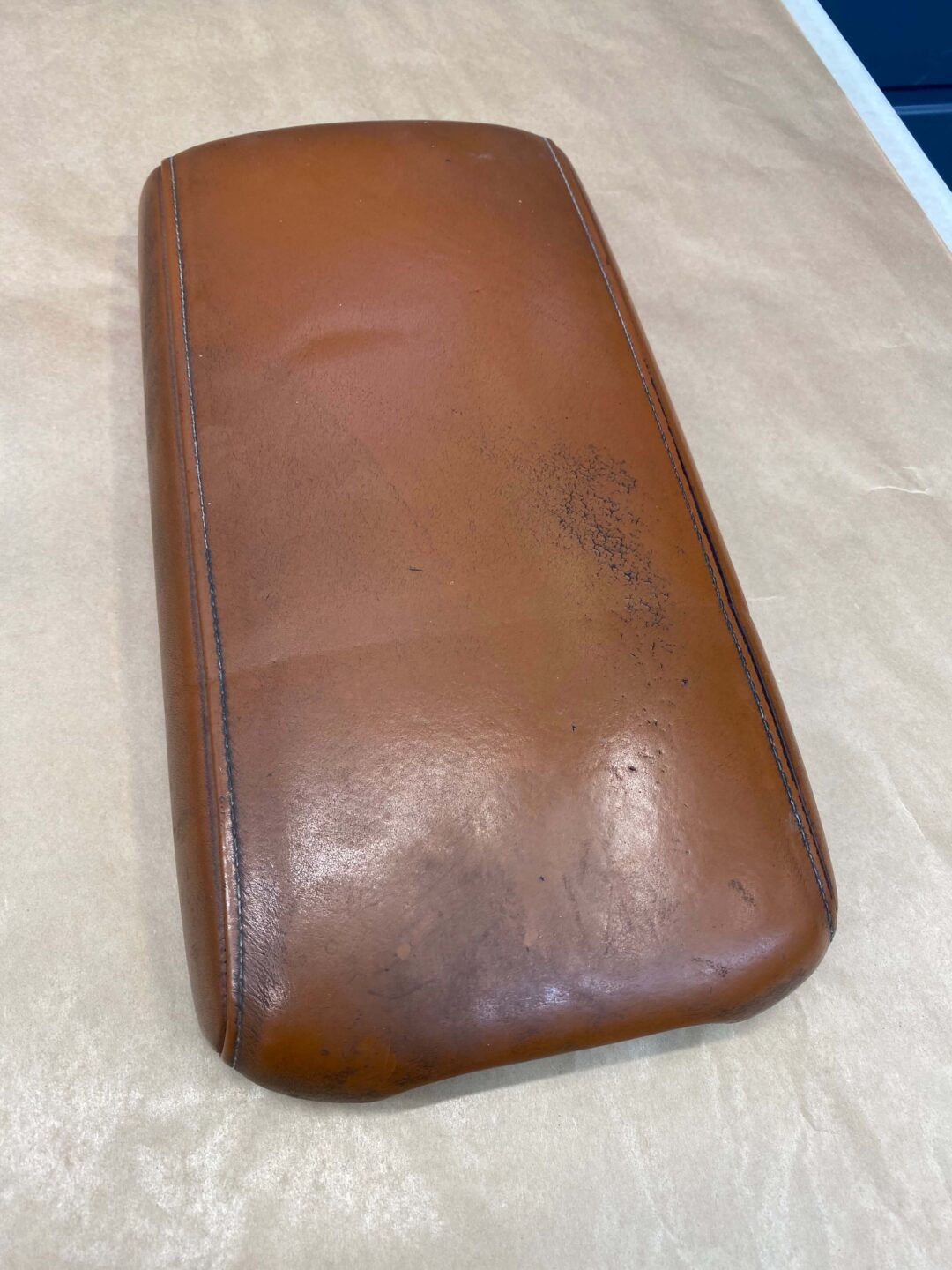 Lexus brązowy skórzany podłokietnik przed renowacją