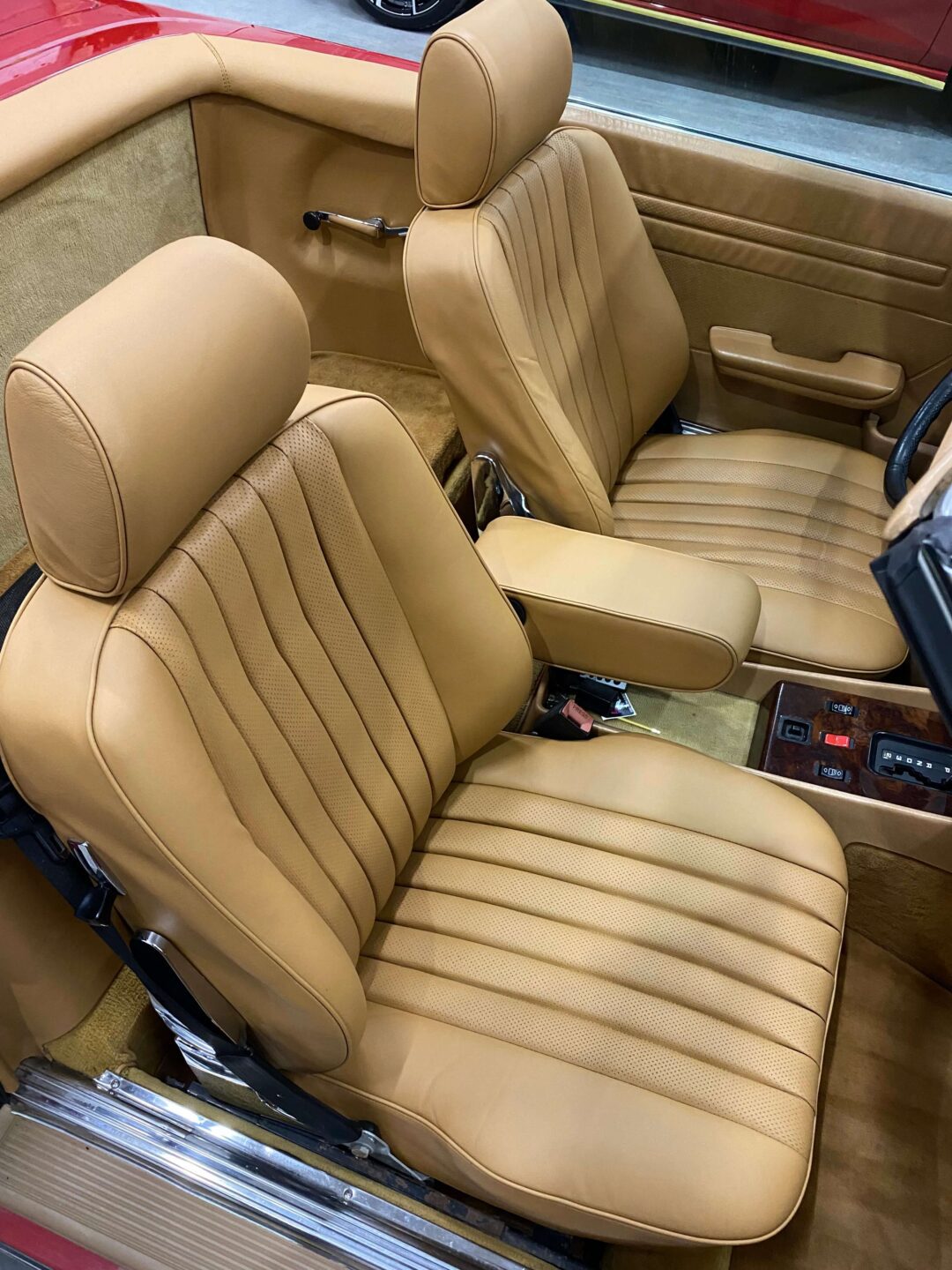 Wnętrze mercedesa R107 po renowacji skory