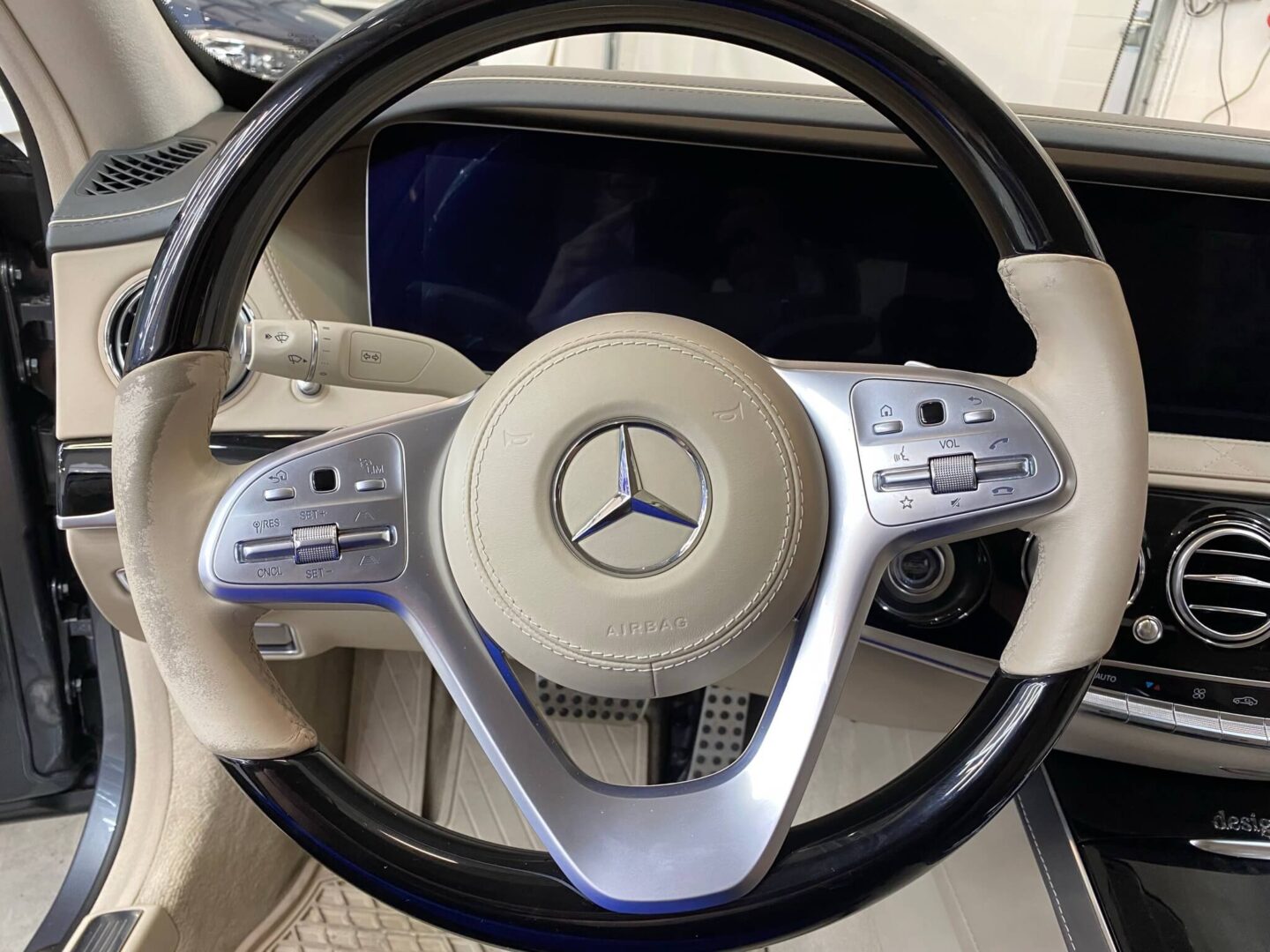 Zniszczona jasna skóra na kierownicy w Mercedesie