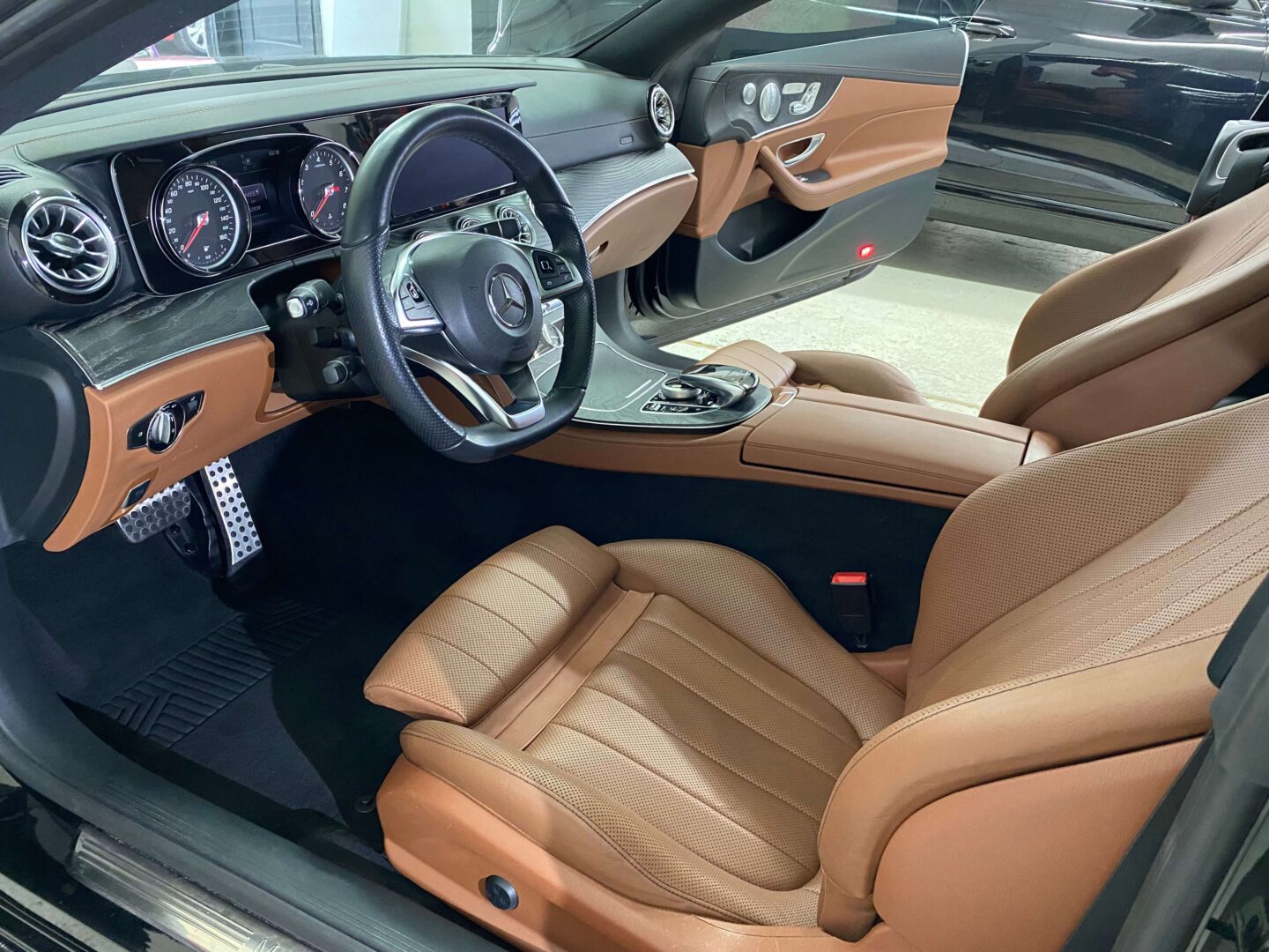 Odnowiona skóra samochodowa w Mercedes E400