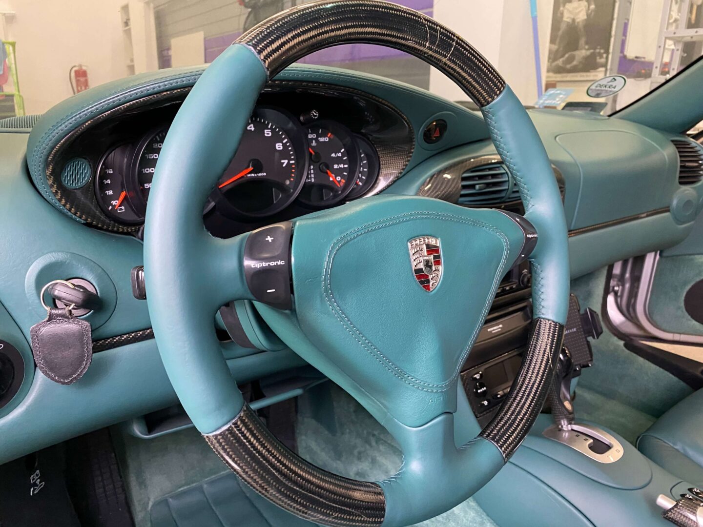 Odnowiona zielona skóra kierownicy w Porsche