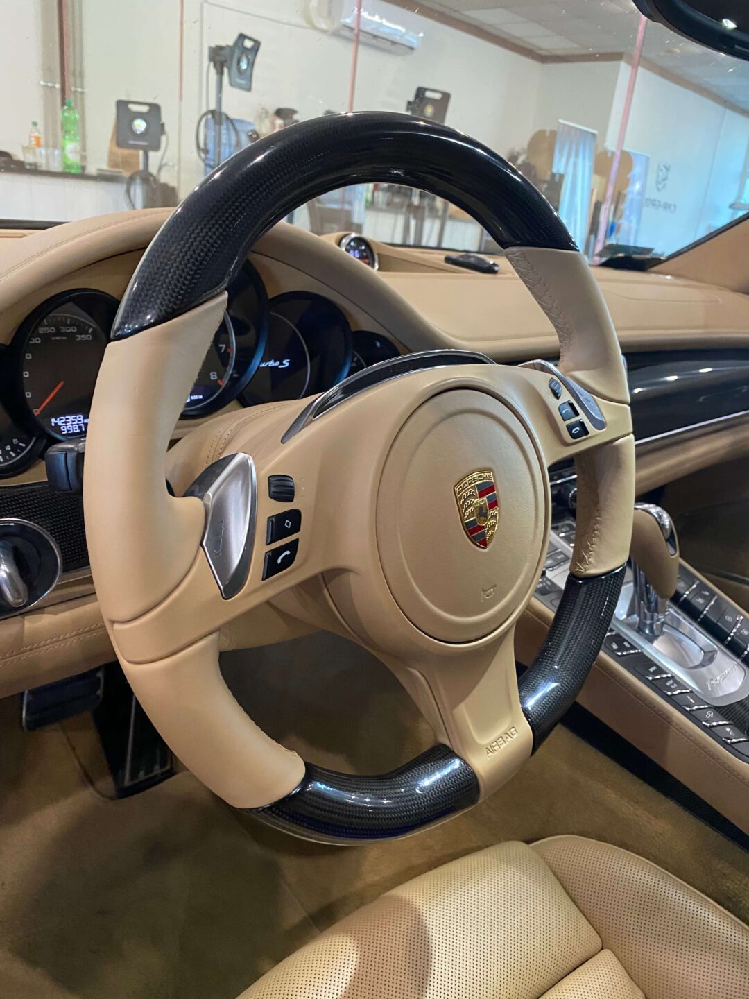 Odnowiona jasna skóra kierownicy w Porsche