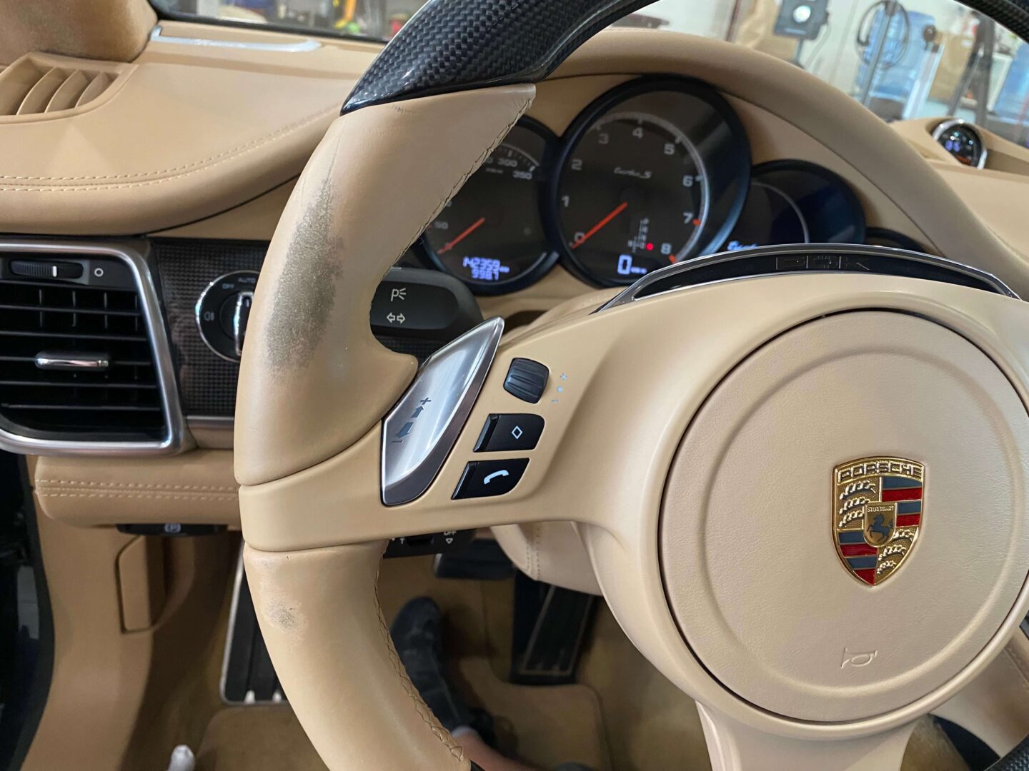 Zniszczona jasna skóra kierownicy w Porsche