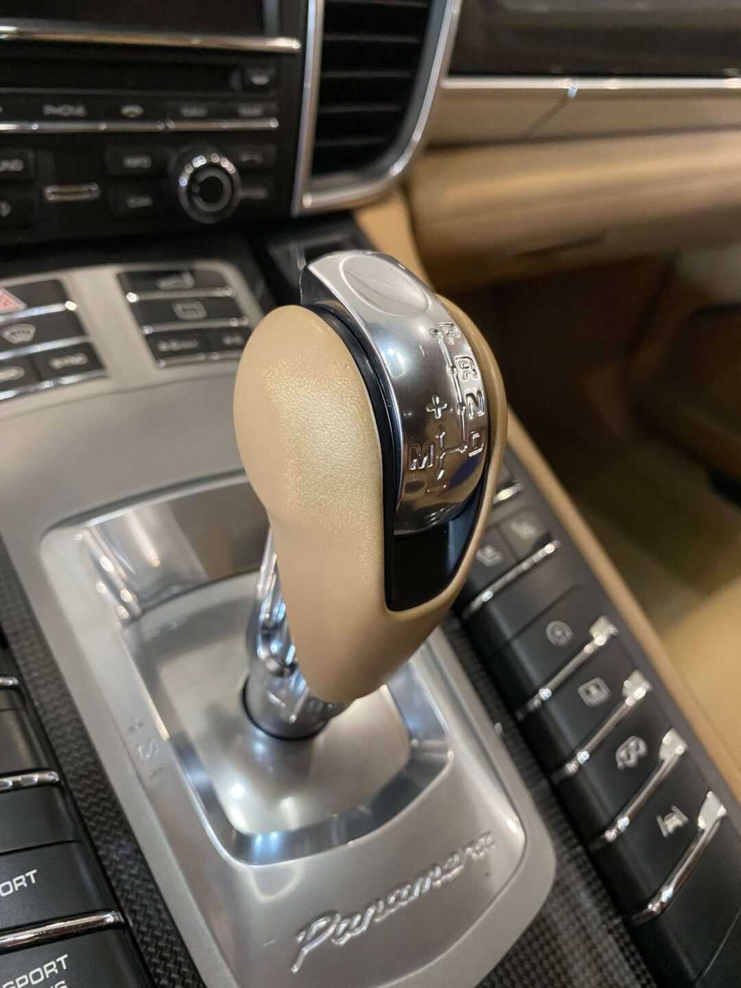 Porsche skórzana gałka biegów przed odnowieniem