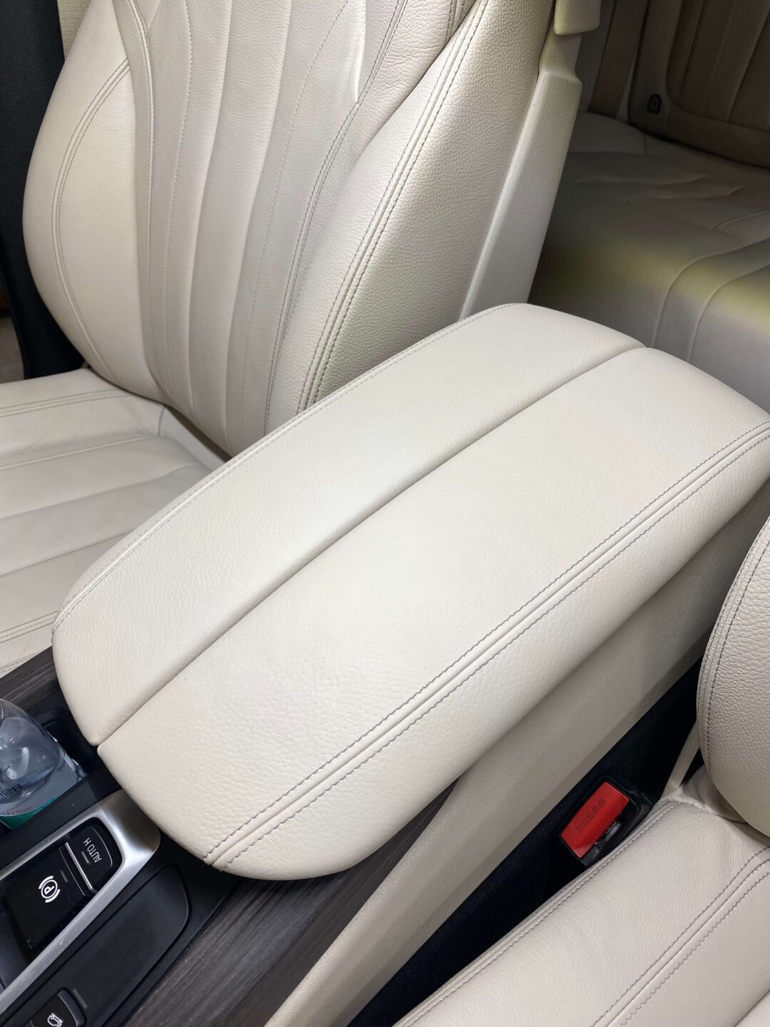 Jasna skóra podłokietnika po renowacji