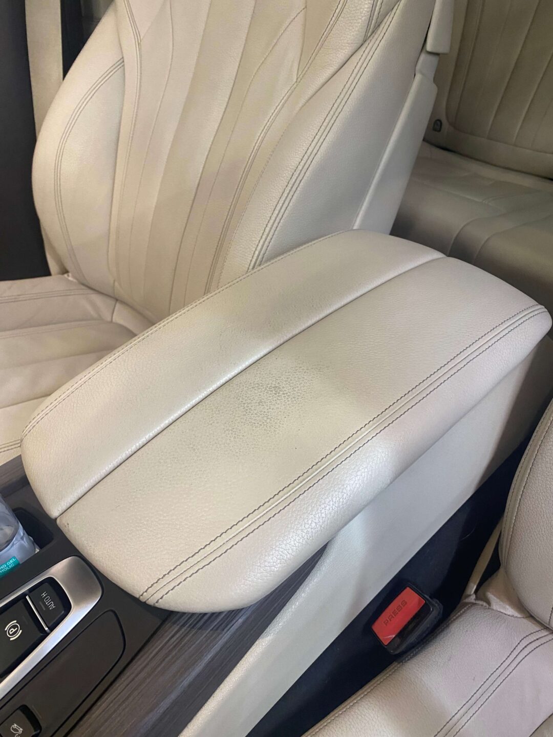 Jasna skóra podłokietnika przed renowacją