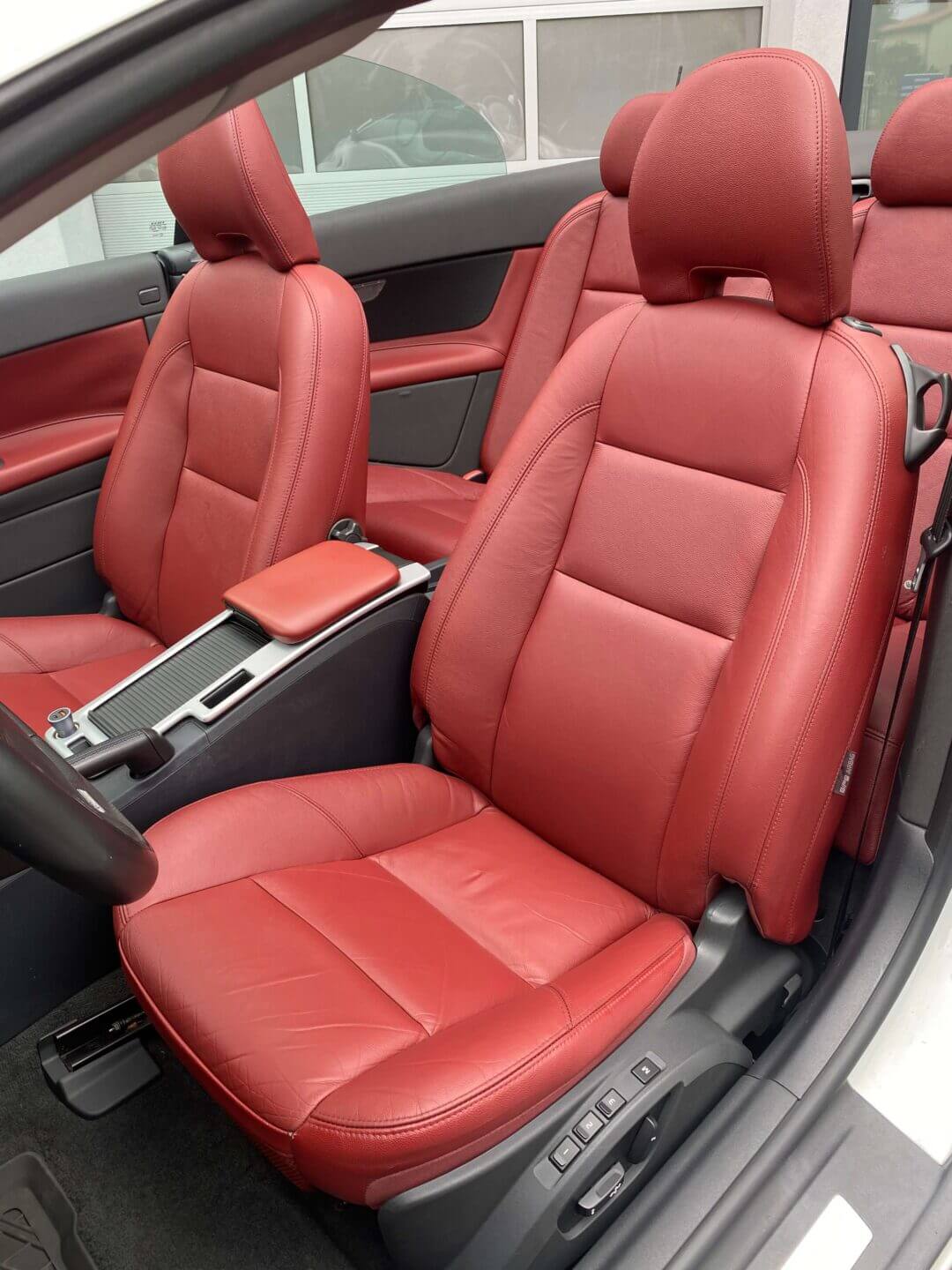 Czerwone skórzane fotele samochodowe po renowacji