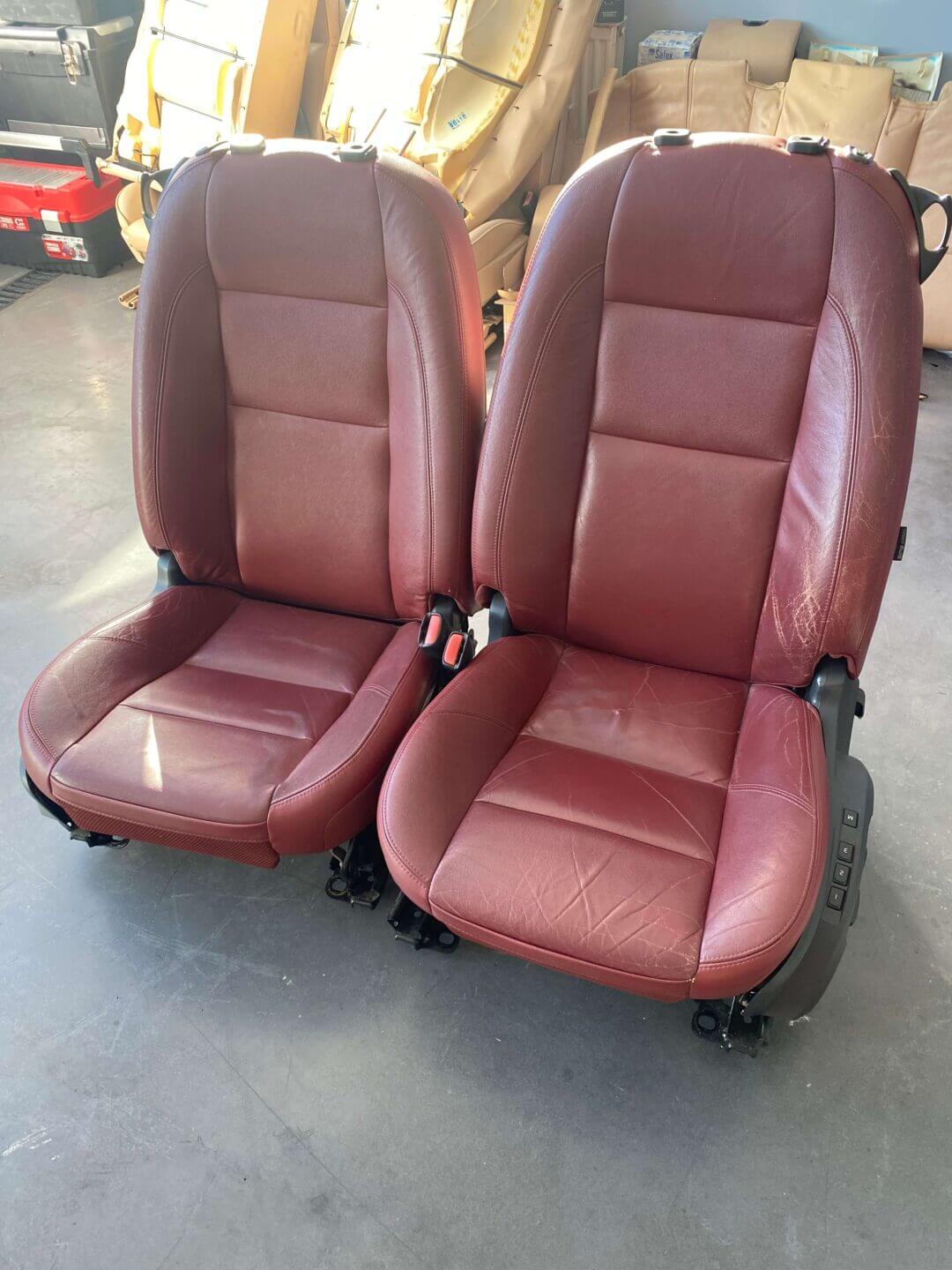 Czerwone fotele samochodowe do renowacji