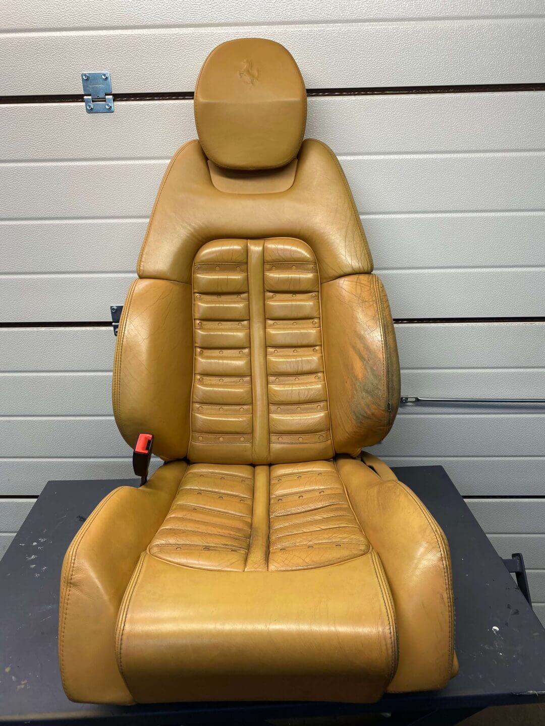 Skórzany fotel samochodowy z Ferrari do renowacji
