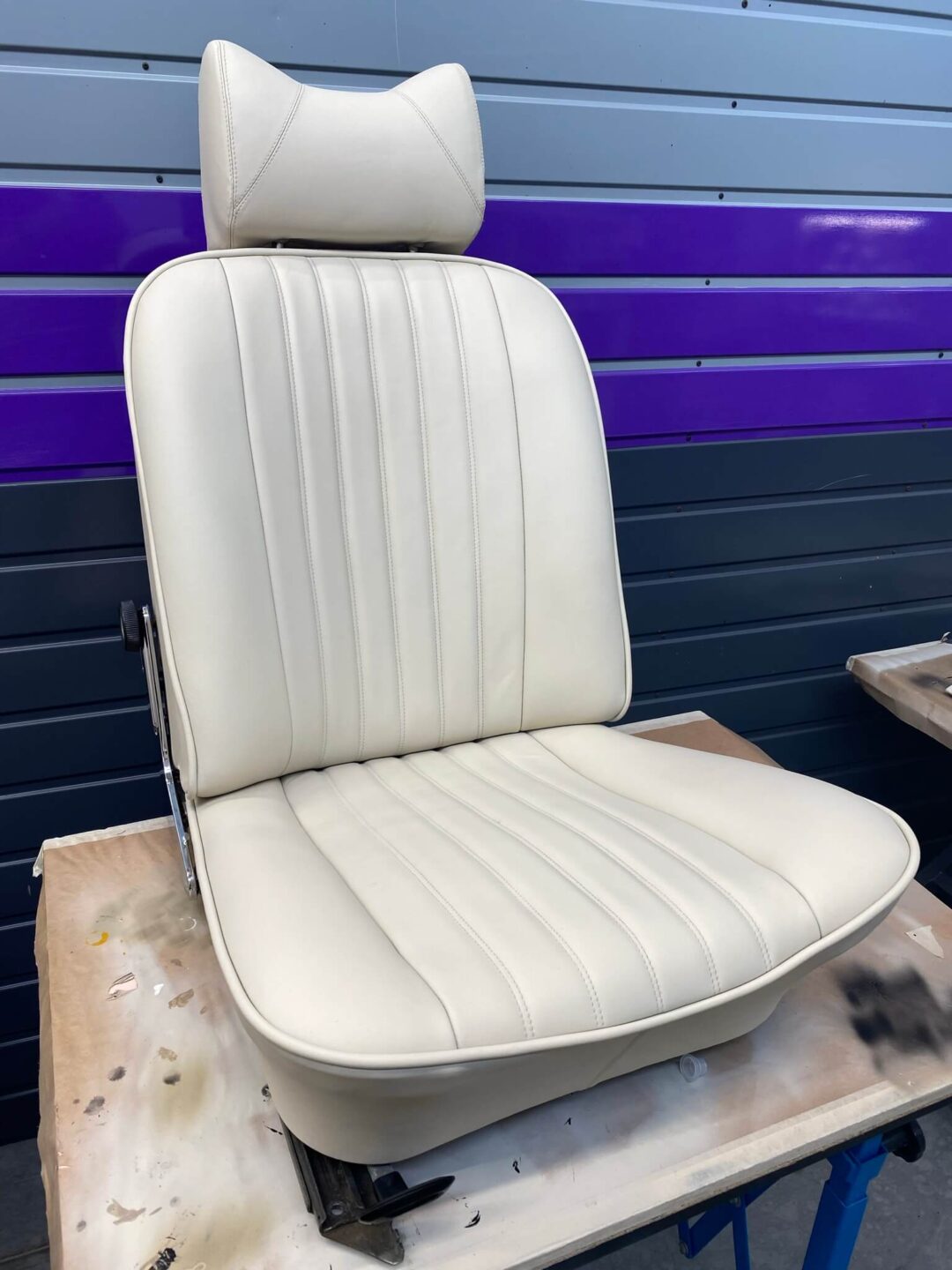 Skórzany, wyczyszczony fotel samochodowy po renowacji