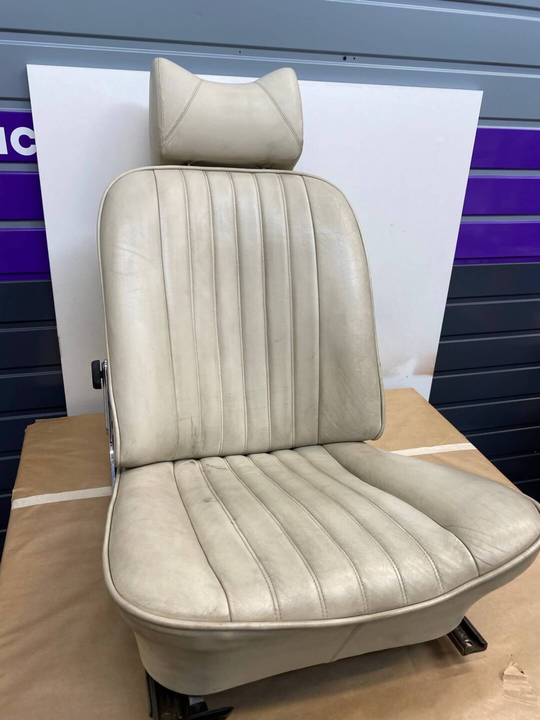 Skórzany, brudny fotel samochodowy przed renowacją