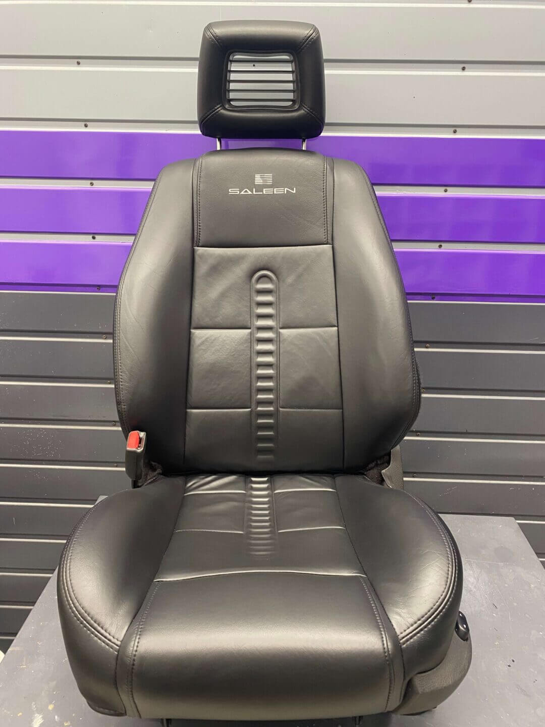 Skórzany fotel samochodowy po naprawie