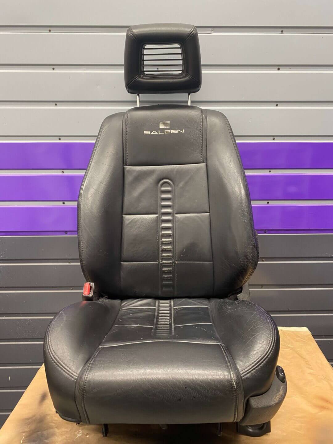 Skórzany fotel samochodowy do naprawy