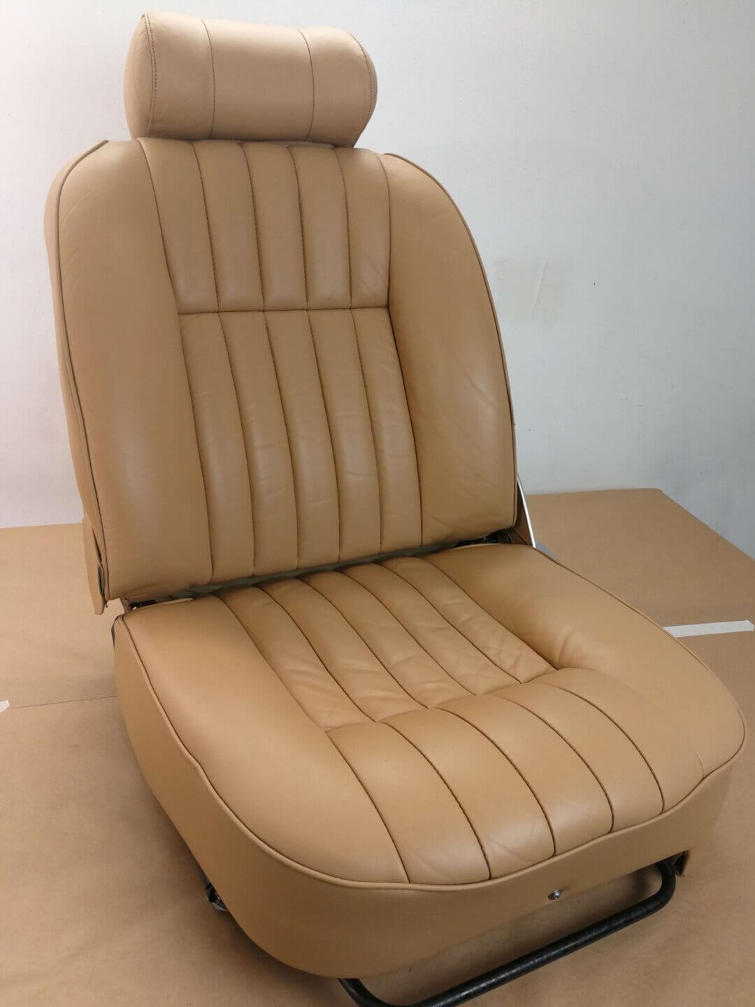 Zdemontowany fotel samochodowy z Jaguara po odnowieniu