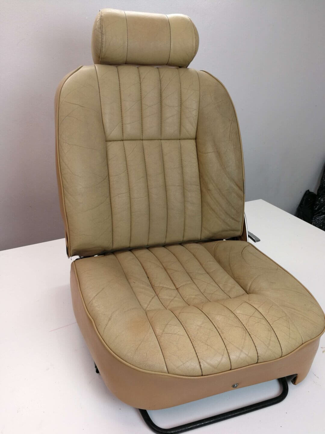 Zdemontowany fotel samochodowy z Jaguara do odnowienia