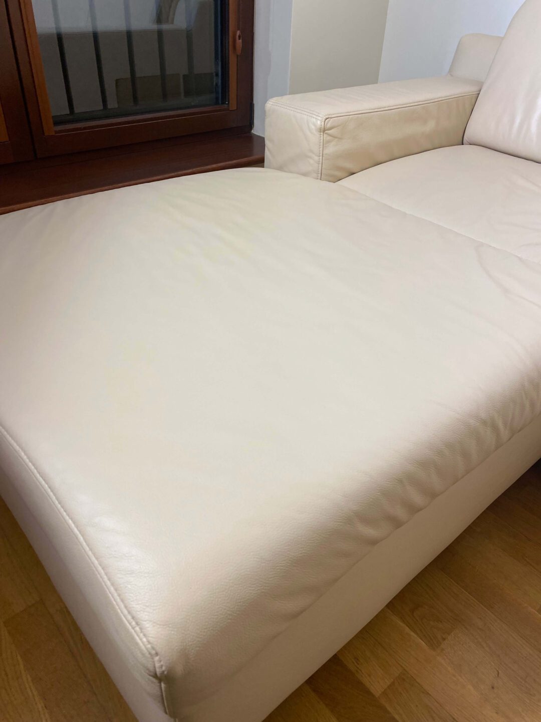 Jasna kanapa skórzana po odnowieniu