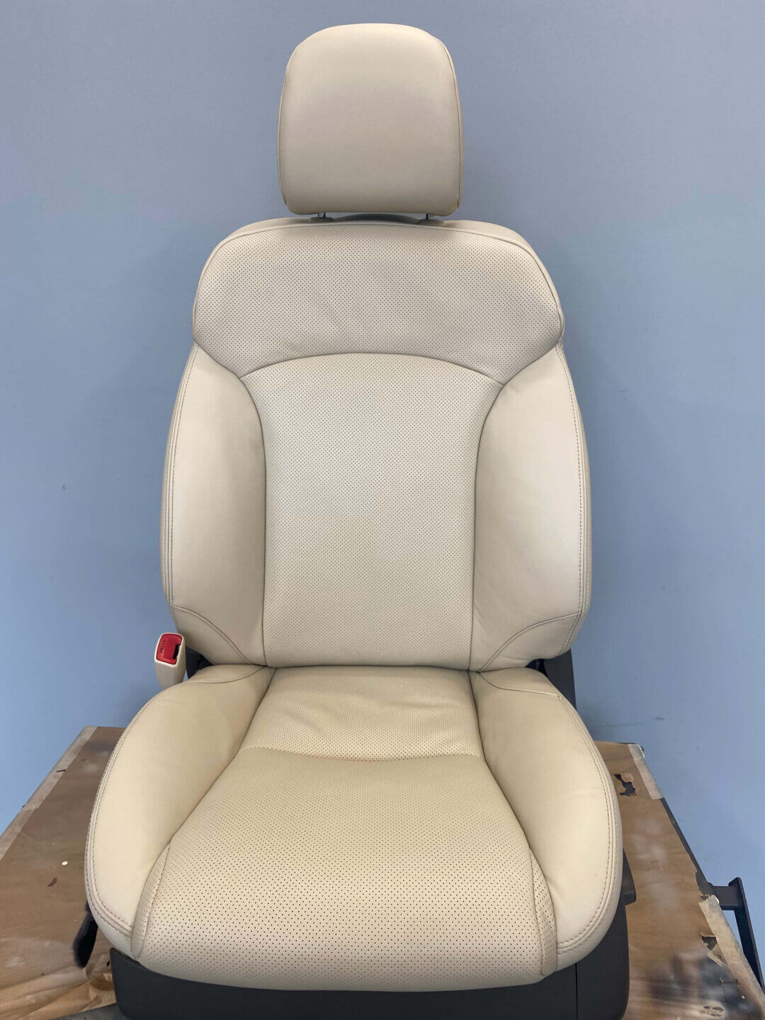 Odnowiony fotel samochodowy po renowacji - Lexus
