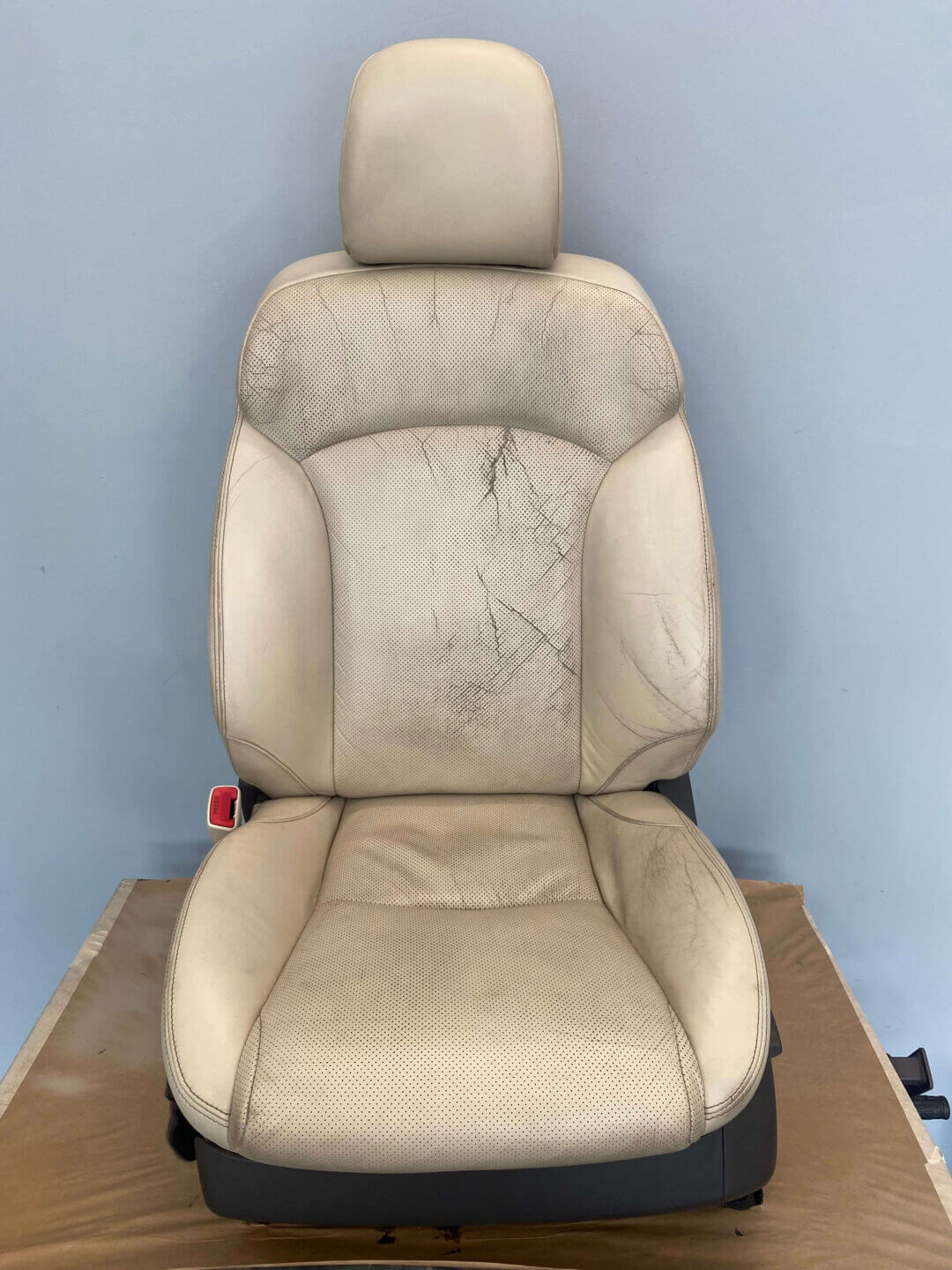 Zniszczony fotel samochodowy przed renowacją - Lexus