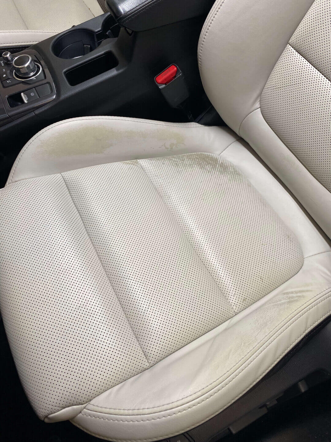 Zniszczony fotel z Mazdy CX5 przed renowacją