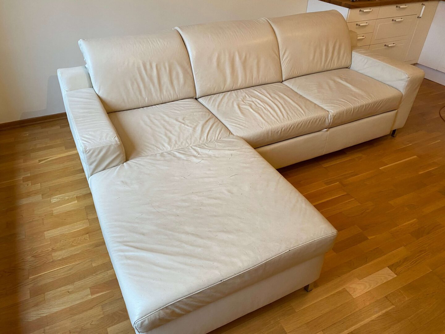 Zniszczony jasny narożnik skórzany