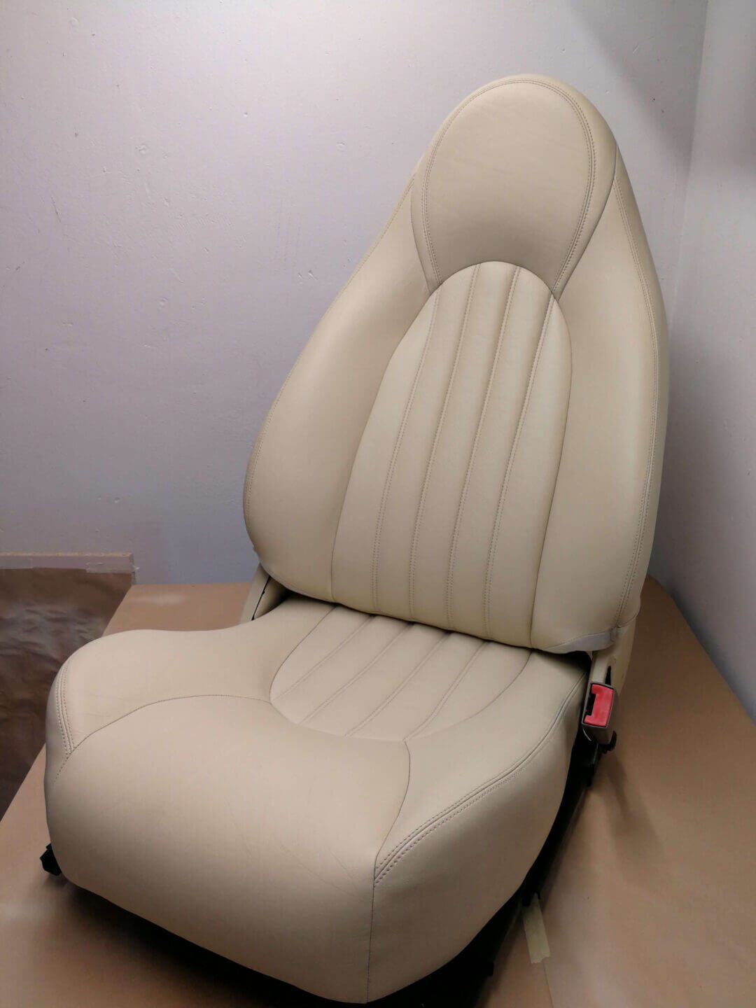 Odnowiony skórzany fotel samochodowy