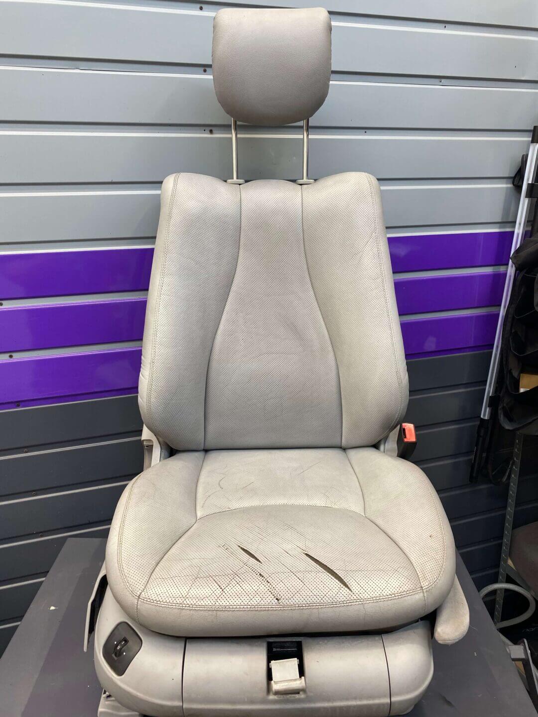 Pocięty skórzany fotel samochodowy do naprawy