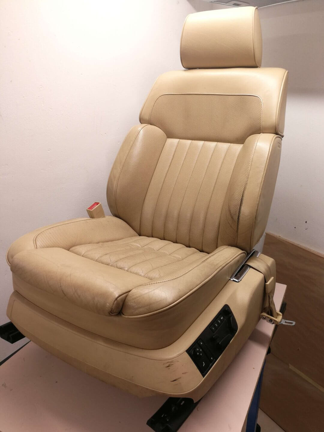 Zdemontowany skórzany fotel z VW Phateon do renowacji