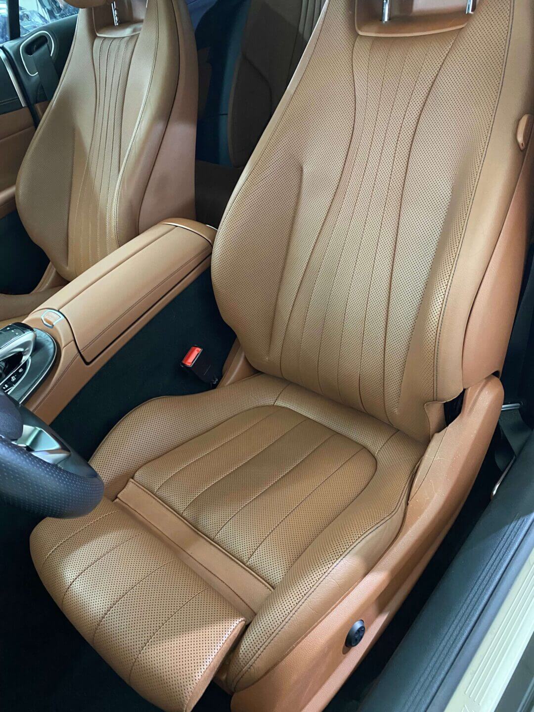 Brązowy skórzany fotel samochodowy po renowacji