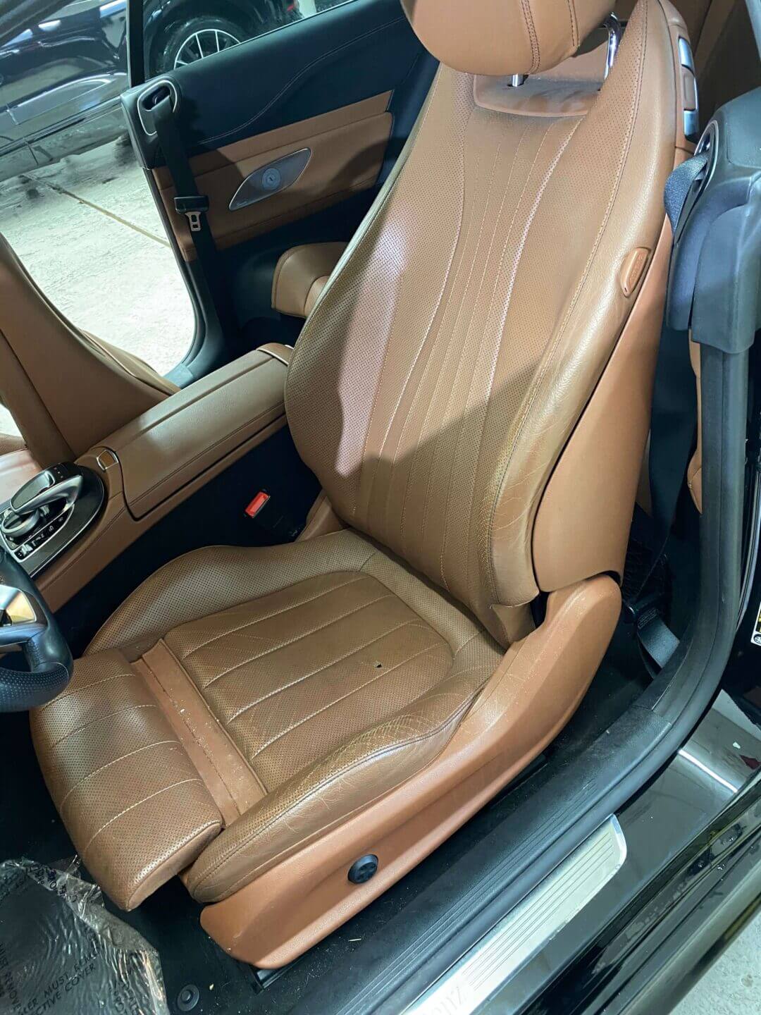 Skórzany fotel samochodowy przed renowacją