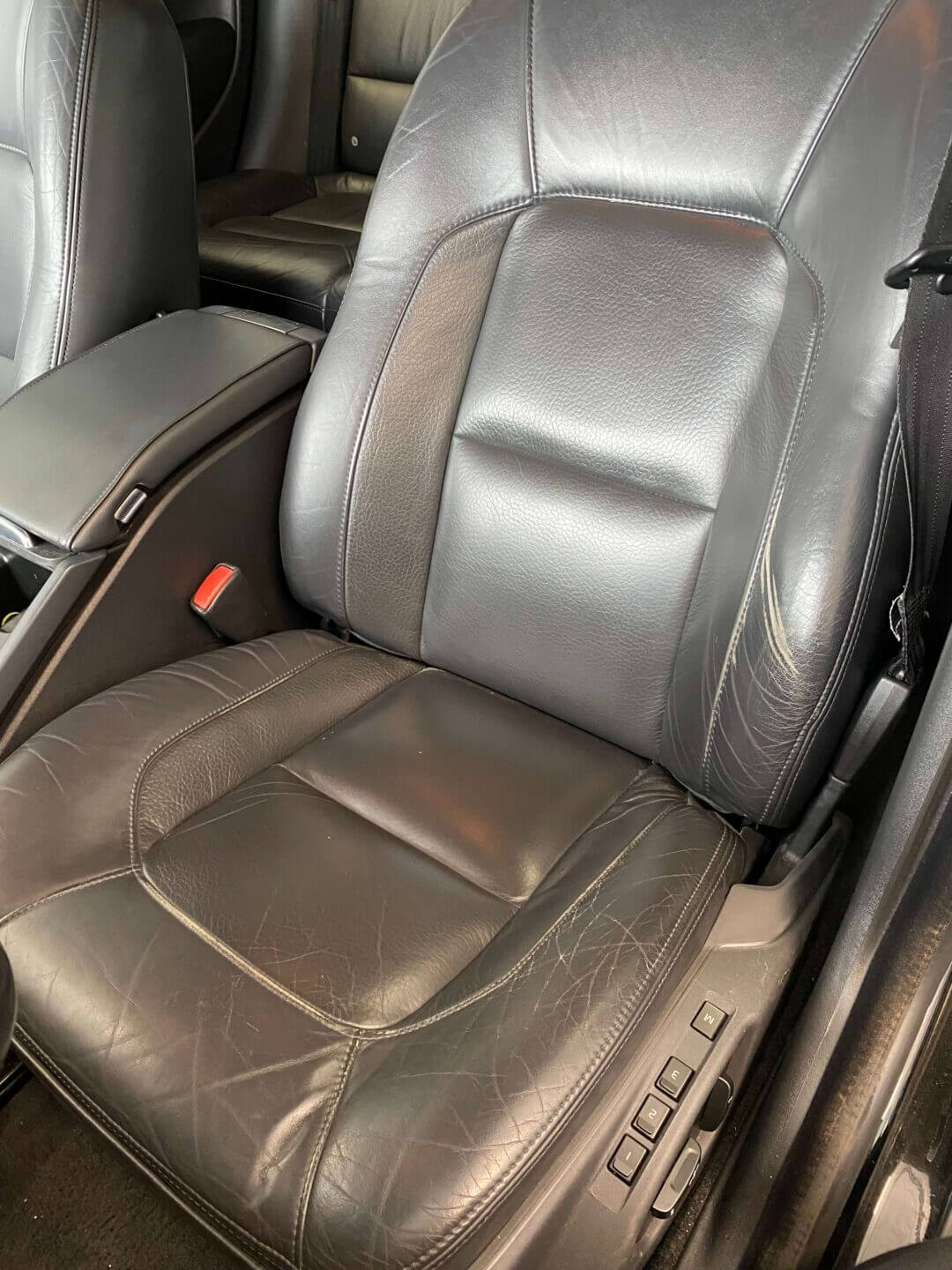 Zniszczona skóra na fotelu samochodowym Volvo 70