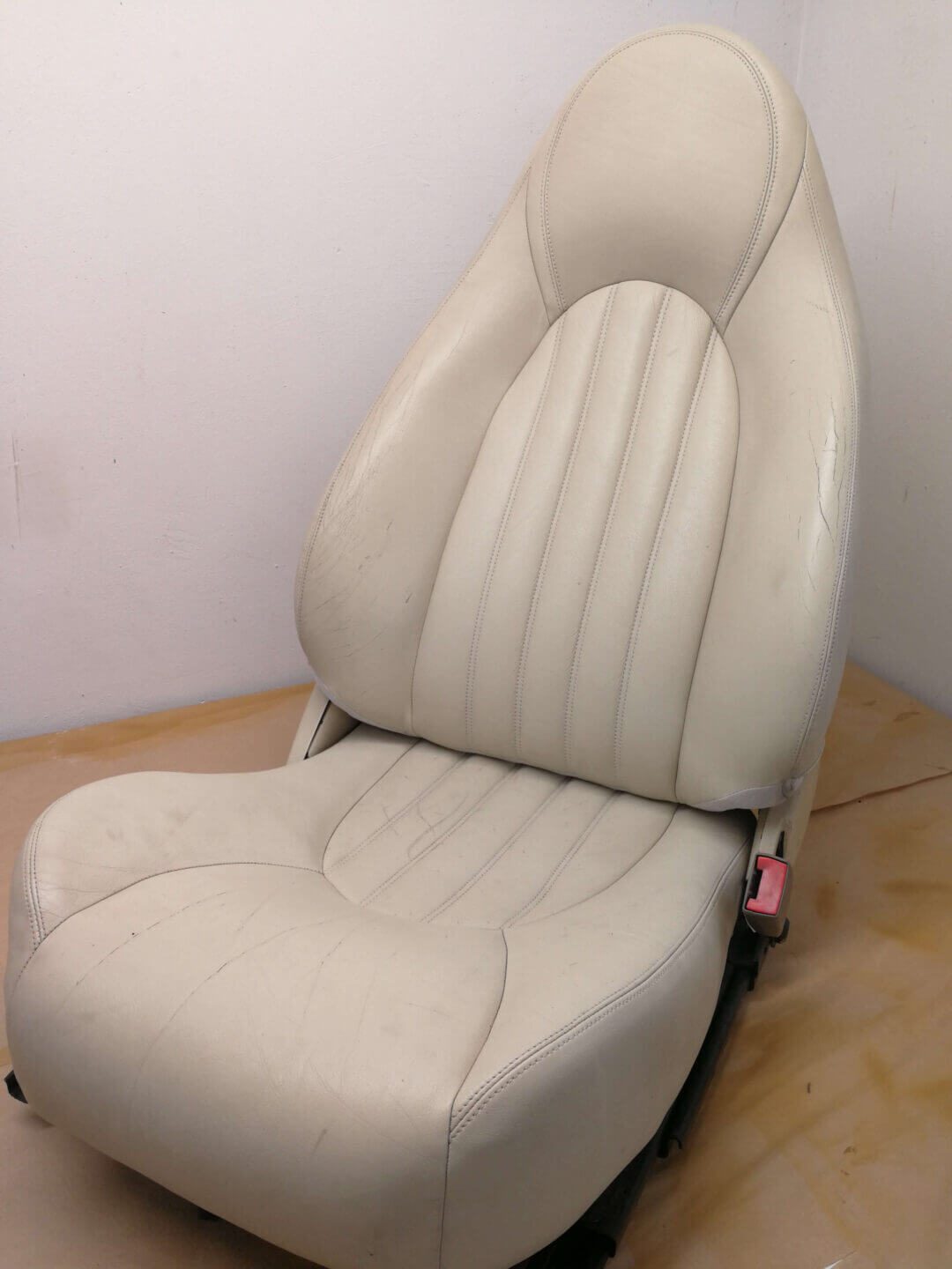 Sfatygowany fotel skórzany do odnowienia