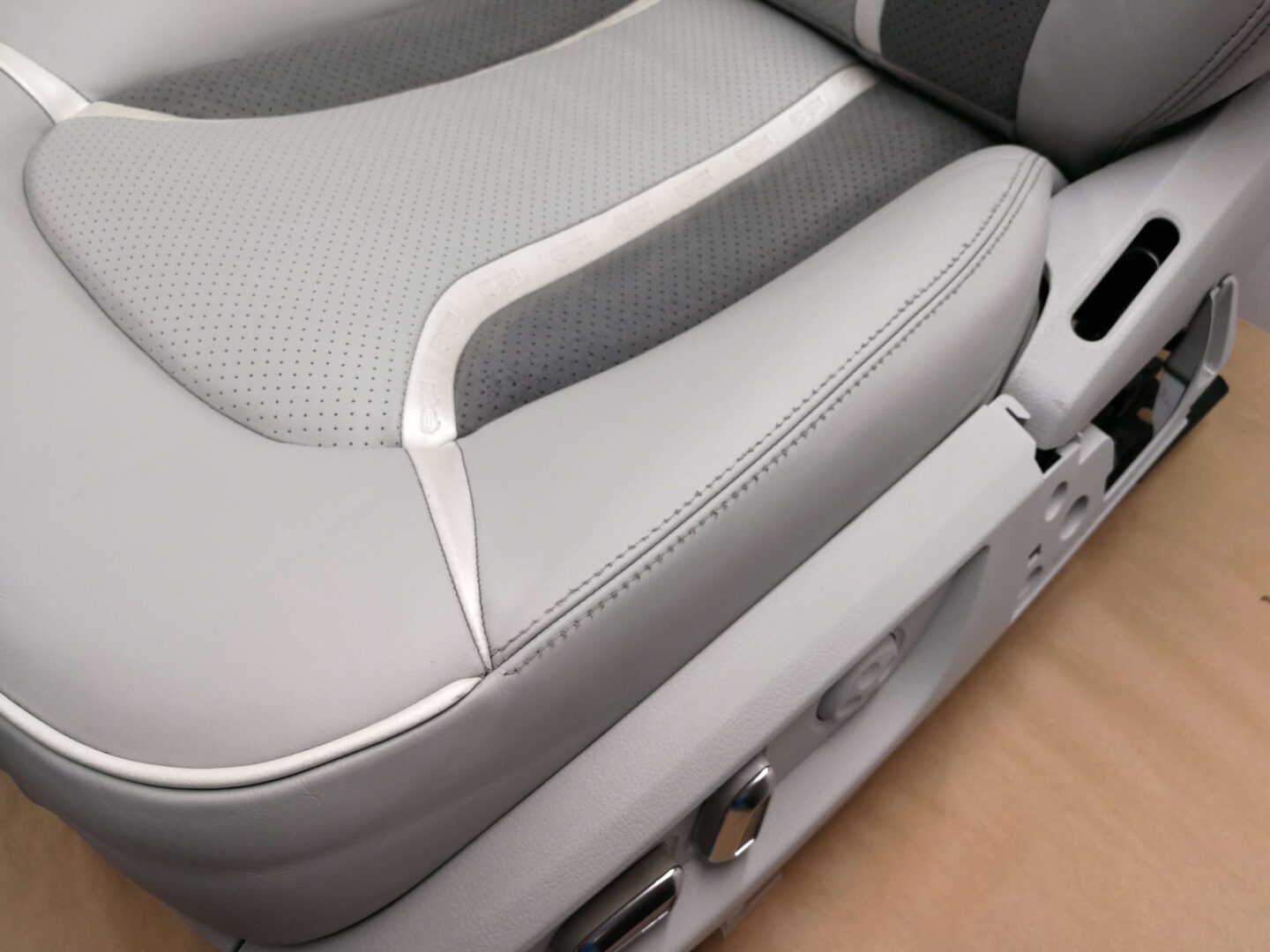 Konserwacja tapicerki skórzanej w samochodzie