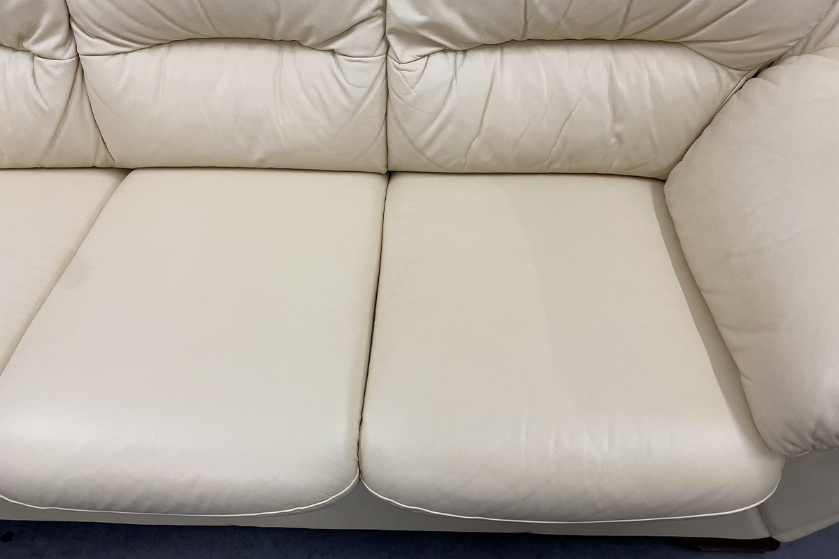 siedzisko jasnej skórzanej sofy po renowacji