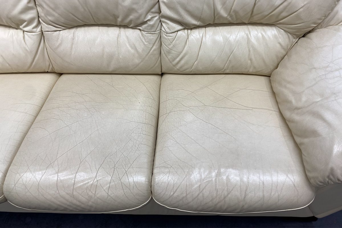 siedzisko jasnej skórzanej sofy przed renowacją