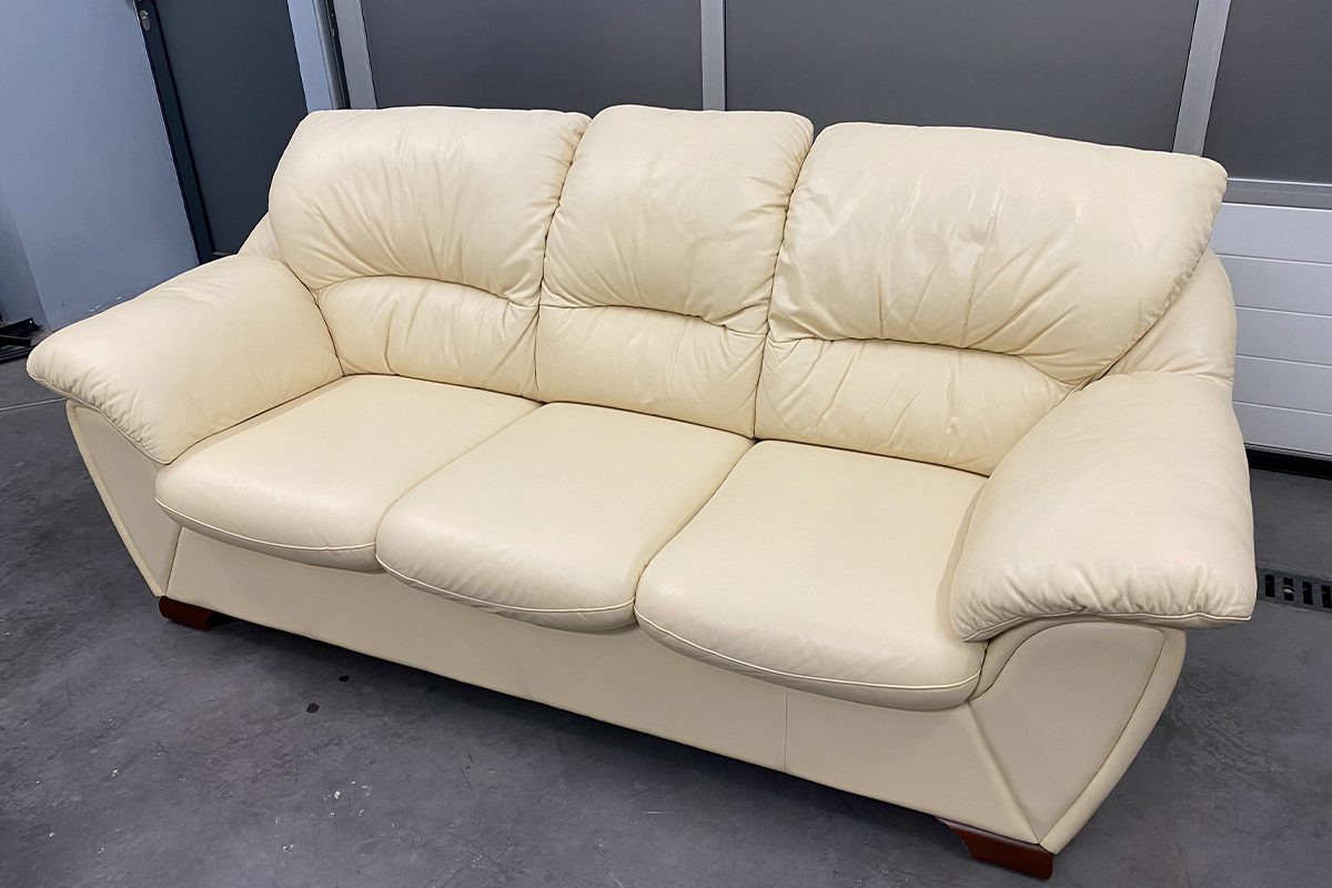 jasna skórzana sofa po renowacji
