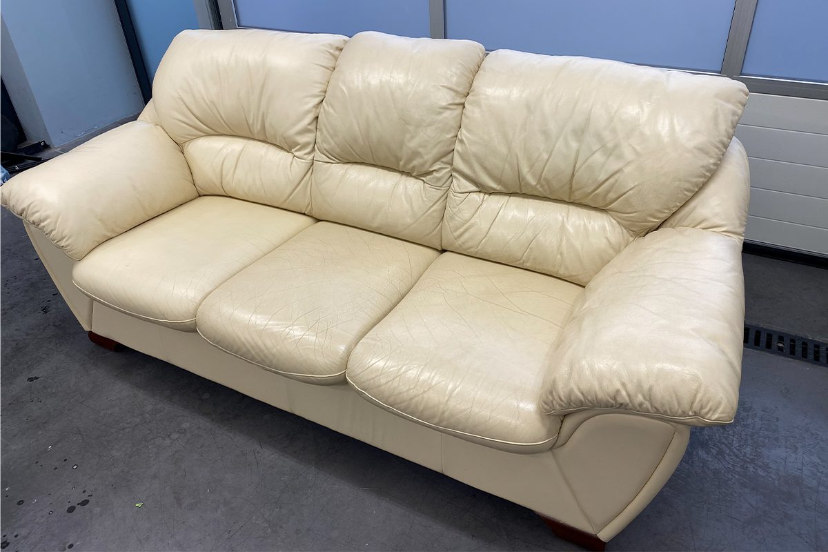 jasna skórzana sofa przed renowacją