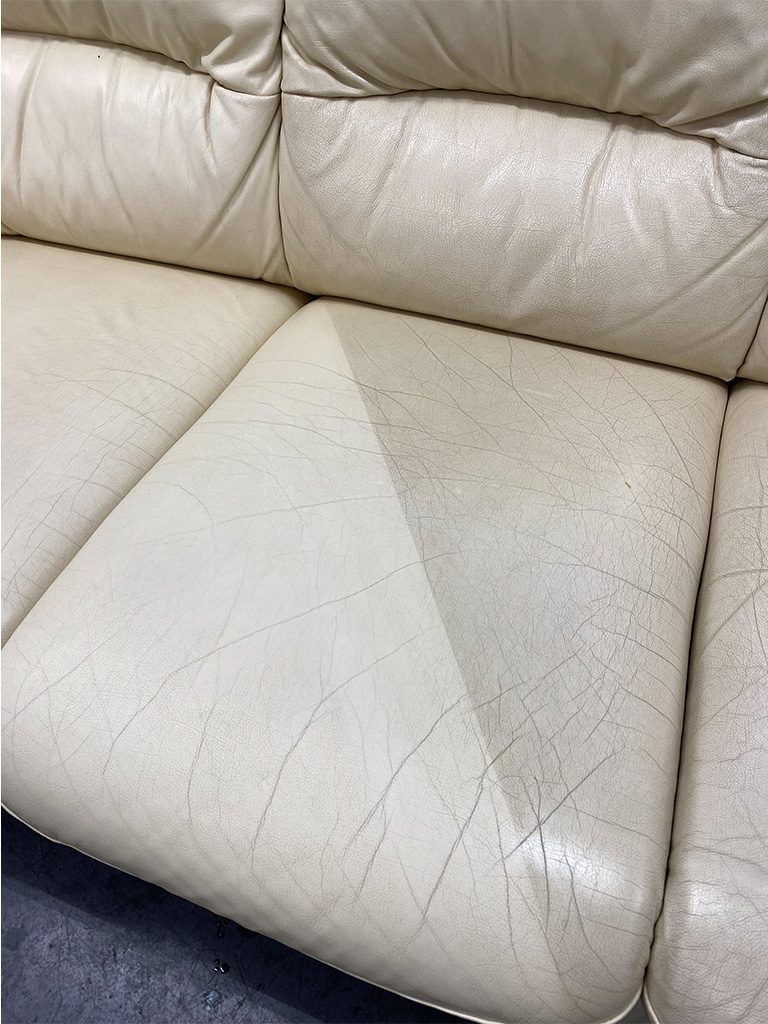 skórzana sofa w trakcie czyszczenia