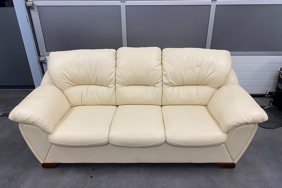 trzyosobowa sofa skórzana w jasnym kolorze po renowacji