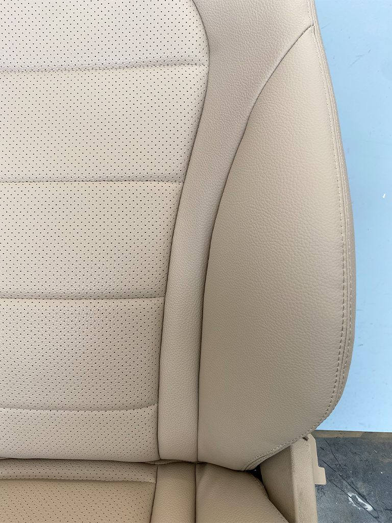 boczki fotela samochodowego z tapicerką Artico w mercedesie po renowacji
