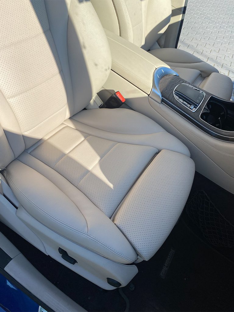 jasna tapicerka Artico w mercedesie po renowacji