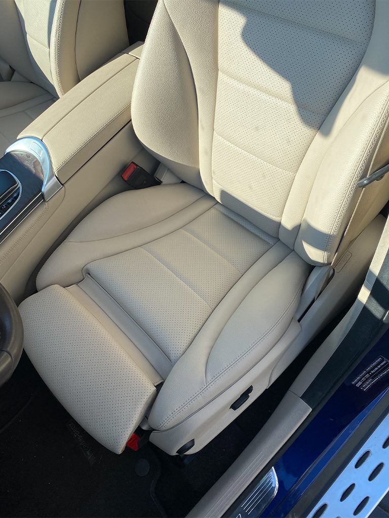 jasna tapicerka Artico w mercedesie po renowacji