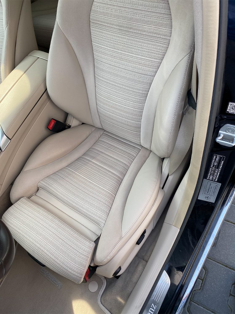 jasna tapicerka Artico w mercedesie po renowacji