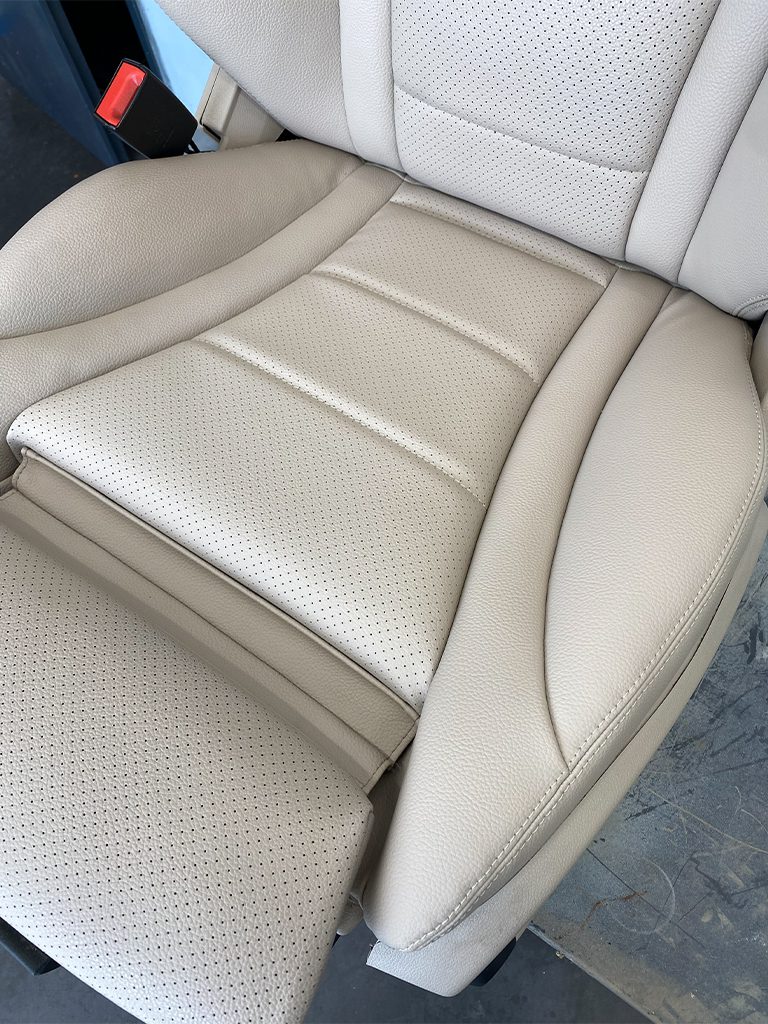 jasna tapicerka Artico fotela samochodowego w mercedesie po renowacji
