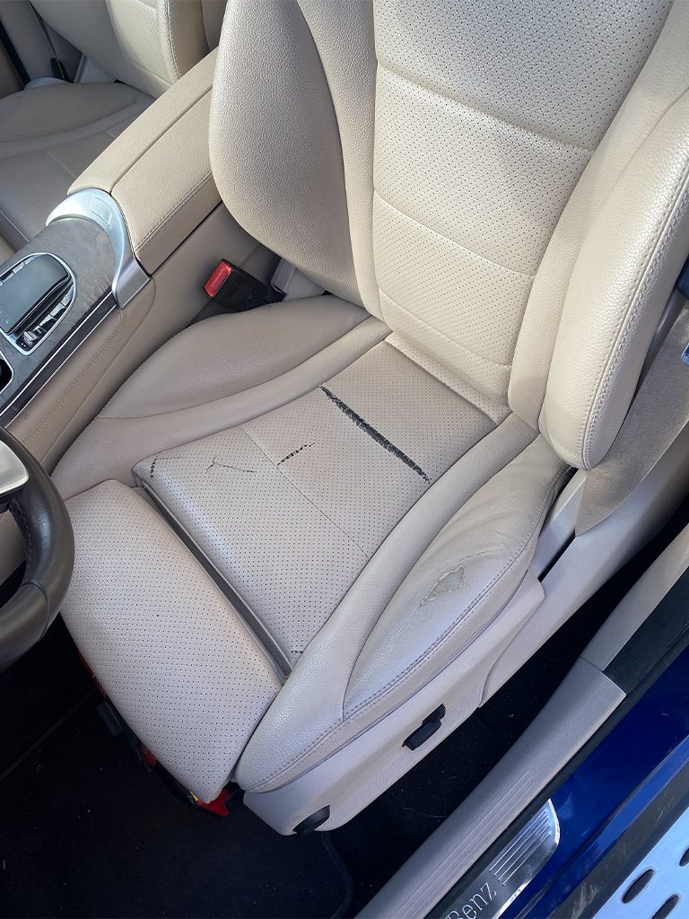 tapicerka fotela samochodowego Artico w mercedesie przed renowacją